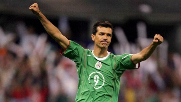 Jared Borgetti con la camiseta Total 90 del Tri en 2005 (Mexsport)