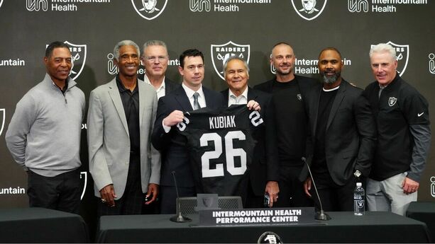 Klint Kubiak es oficialmente el nuevo head coahc de los Raiders (Reuters)