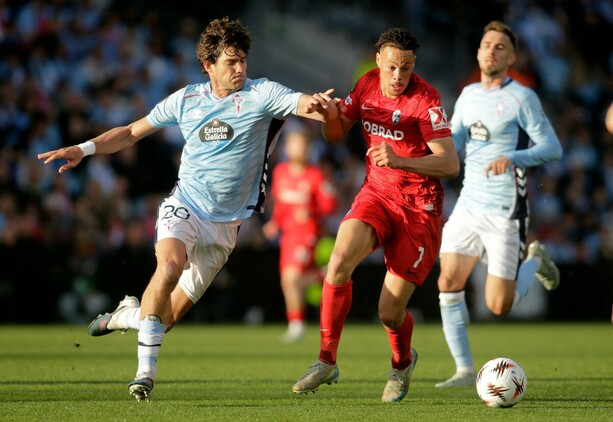 Marcos Alonso y Derry Scherhant (Reuters)