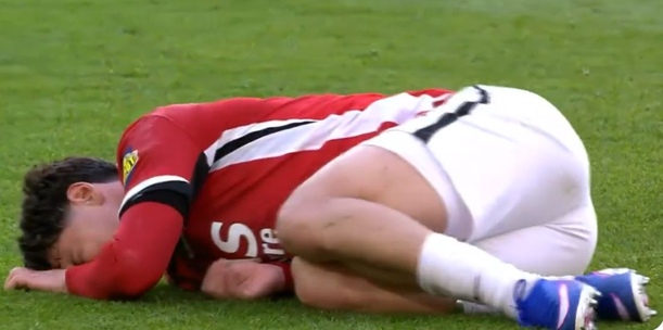 Mateo Chávez terminó en el césped tras una brutal entrada (Captura X @ESPNmx)