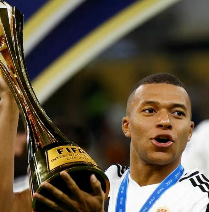 Kylian Mbappé con la Copa Intercontinental (Reuters)