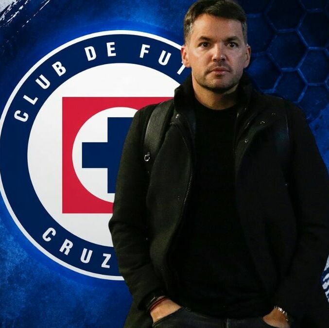 Larcamón está en la cuerda floja. (Foto: Imago7/ ChatGPT)