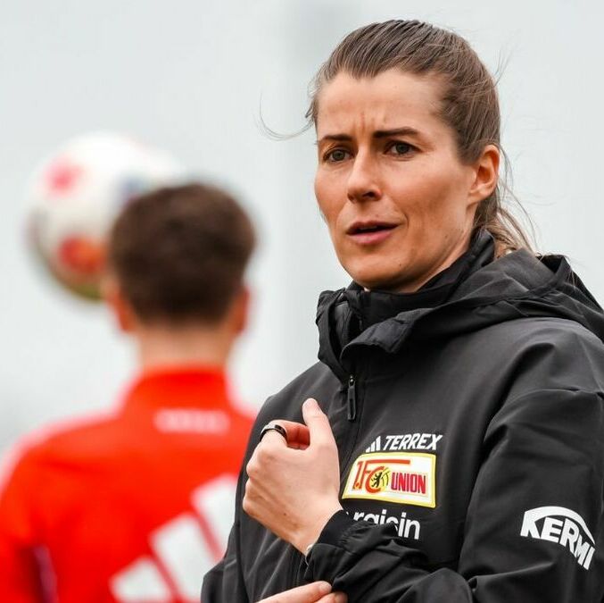 Marie-Louise Eta, entrenadora del Unión Berlín (X: @fcunion)