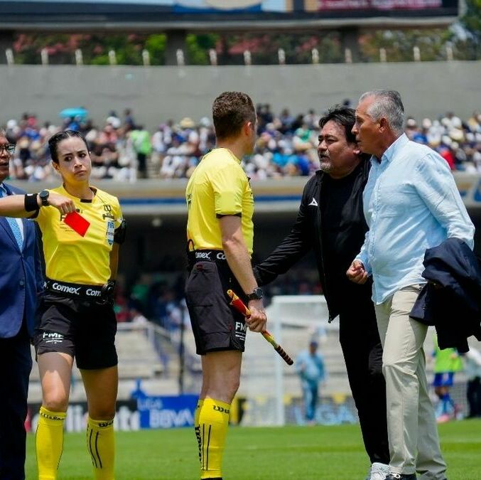 Sergio Bueno fue castigado por sus acciones durante el encuentro entre Pumas y Mazatlán (Fotografía: Imago 7)