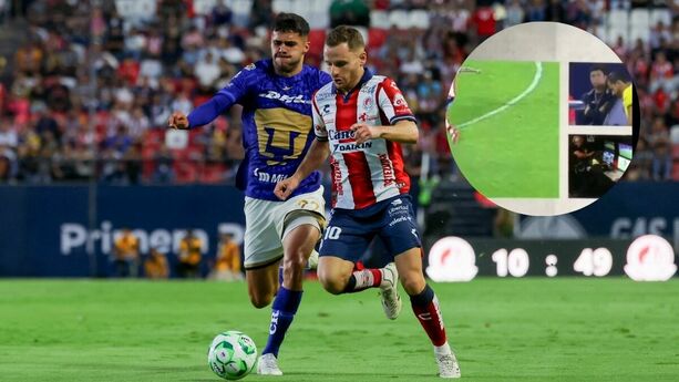 Árbitros violan protocolo del VAR  en el encuentro Atletico de San Luis vs Pumas | Foto: Imago7 @medranoazteca