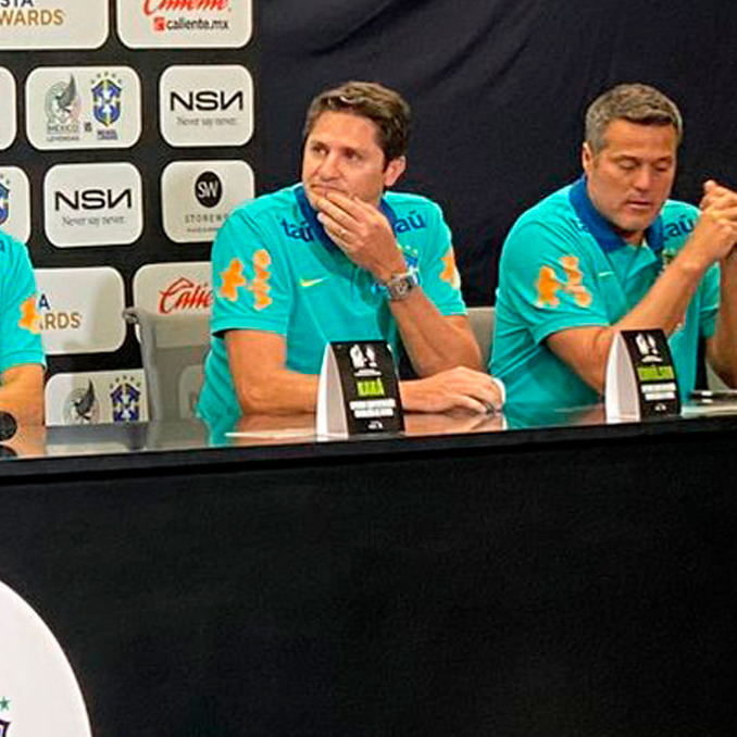 Edmilson (centro) bromeó con Rafael Márquez. (Foto: Edgar Malagón)