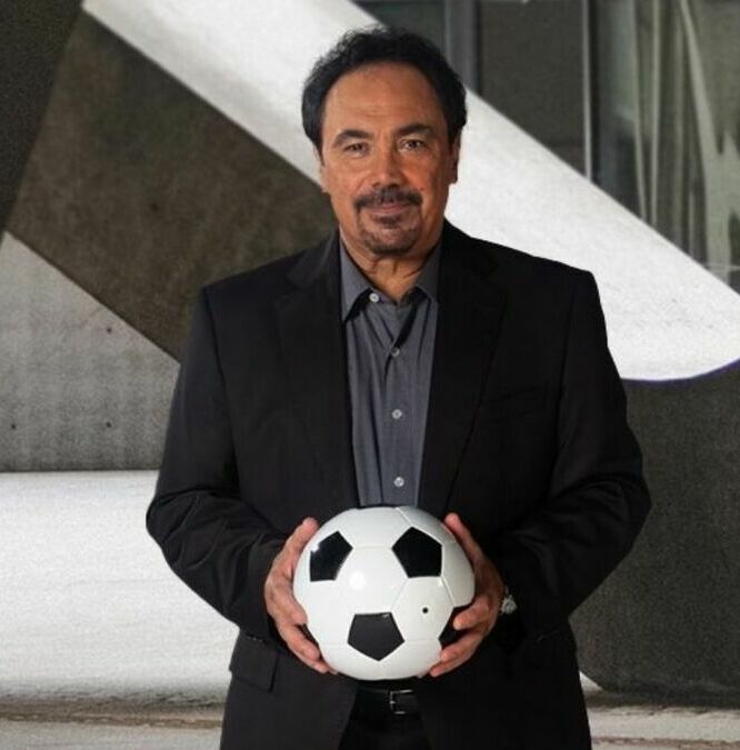 Hugo Sánchez regaló playera de México al aficionado que limpió su placa en el Metropolitano | Foto: @hugosanchez_9