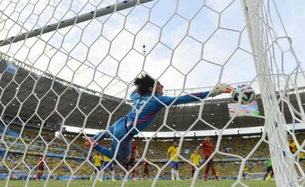 Impresionante atajada de Ochoa a Neymar en 2014 (AFP)