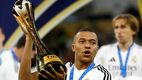 Kylian Mbappé con la Copa Intercontinental (Reuters)