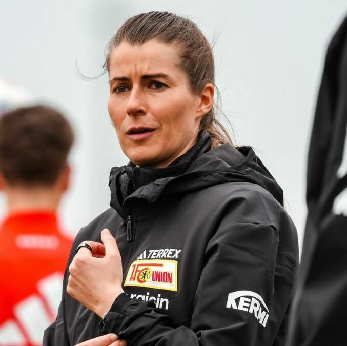 Marie-Louise Eta, entrenadora del Unión Berlín (X: @fcunion)