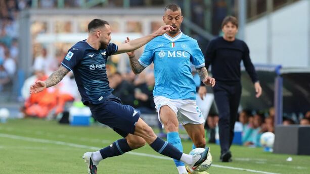 Mario Gila ante Leonardo Spinazzola (Reuters)