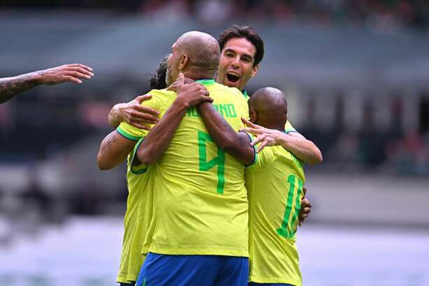 Adriano y Kaká hicieron las anotaciones de Brasil (Fotografía: Mexsport)