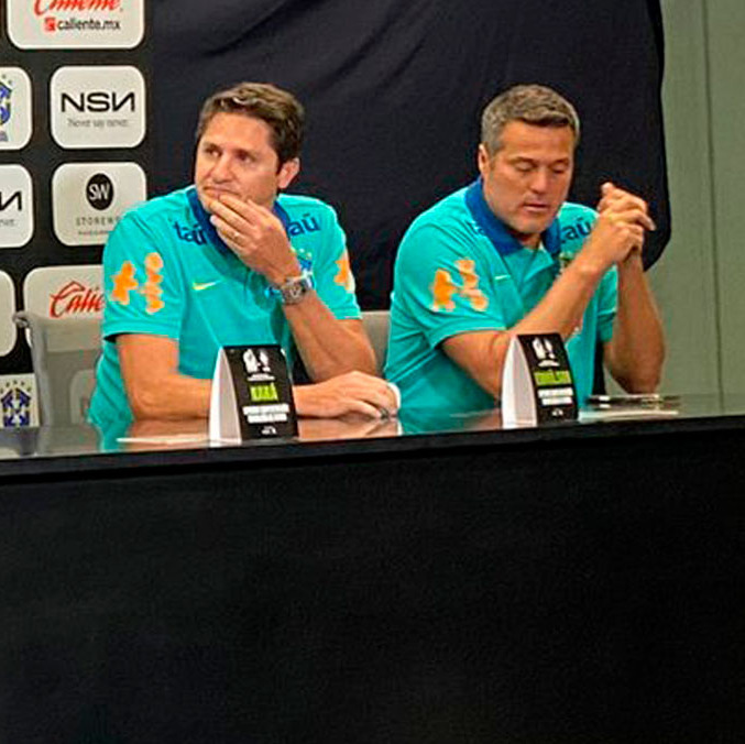 Edmilson (centro) bromeó con Rafael Márquez. (Foto: Edgar Malagón)