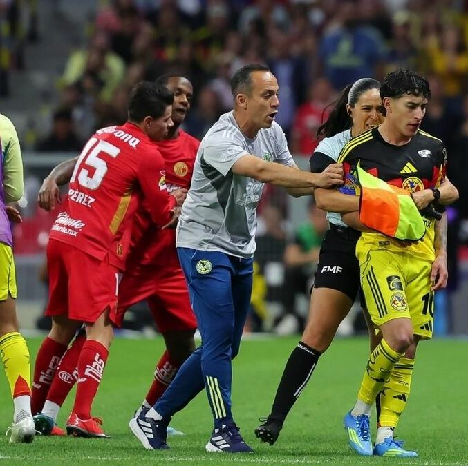 Helinho fue expulsado y agredió a Alejandro Zendejas; después se peleó con Henry Martín (Captura de pantalla/Imago7)