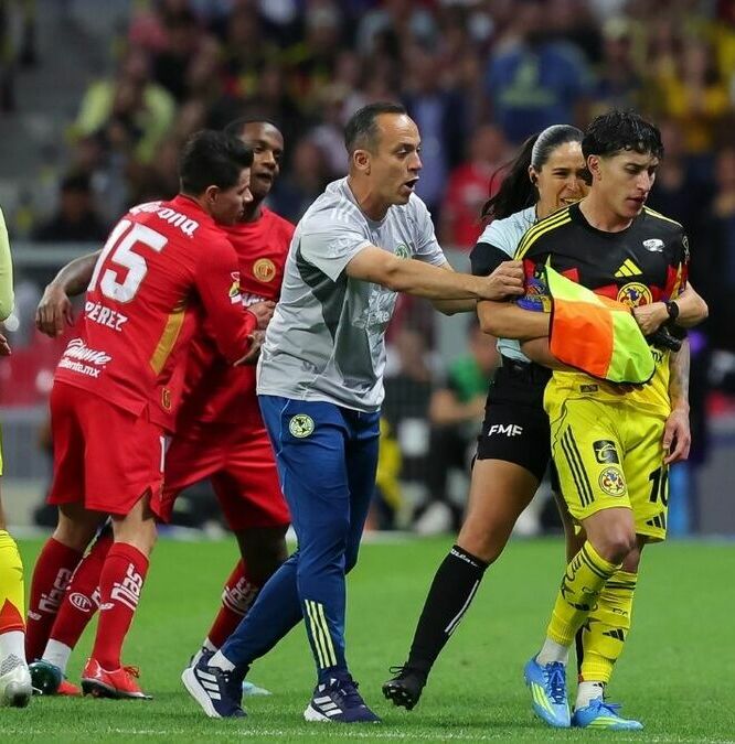 Helinho fue expulsado y agredió a Alejandro Zendejas; después se peleó con Henry Martín (Captura de pantalla/Imago7)