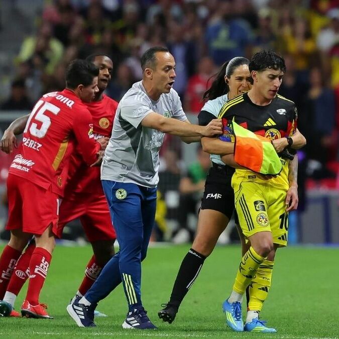 Helinho fue expulsado y agredió a Alejandro Zendejas; después se peleó con Henry Martín (Captura de pantalla/Imago7)