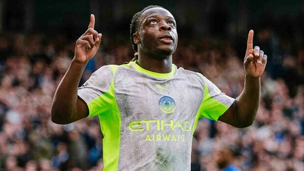 Jeremy Doku marcó ante el Manchester City (X: @ManCity)