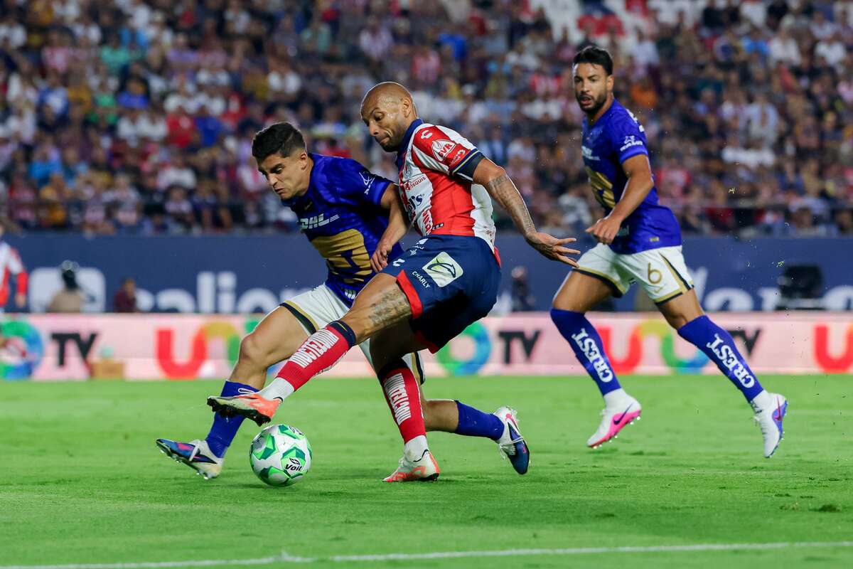 Joao Pedro tuvo una noche complicada ante Pumas (Fotografía: Imago 7)