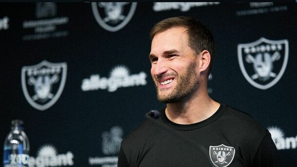 Kirk Cousins fue presentado oficialmente con los Raiders (Fotografía: X Raiders)