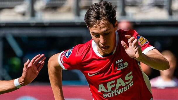 Mateo Chávez conduce el balón (@Azalkmaar)