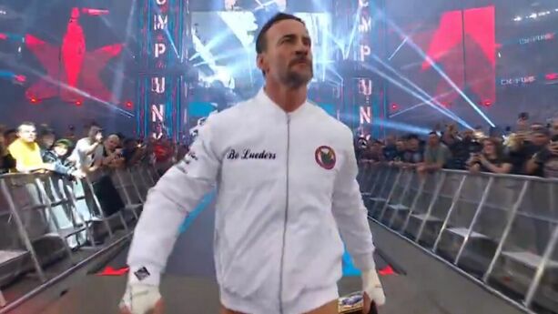 CM Punk haciendo su entrada en el Allegiant Stadium en WrestleMania 42. (Captura).