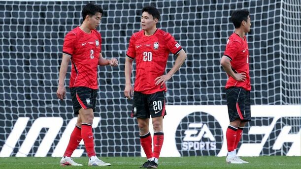 Corea del Sur sufrió una escandalosa goleada a manos de Costa de Marfil (Fotografía: Reuters)