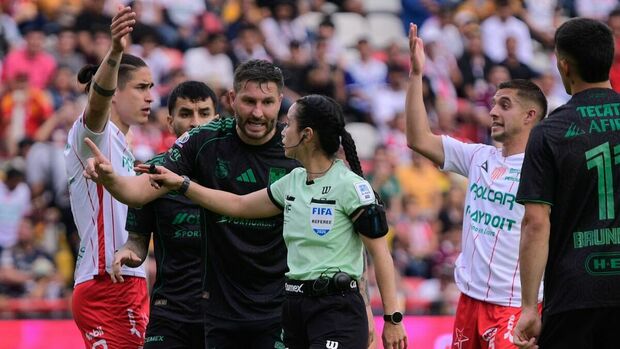Gignac le pedía más tiempo de compensación a la árbitra. (Foto: Imago7)