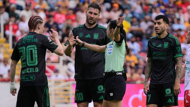 Gignac le pidió a Katia Itzel chocar la mano. (Foto: Imago7)