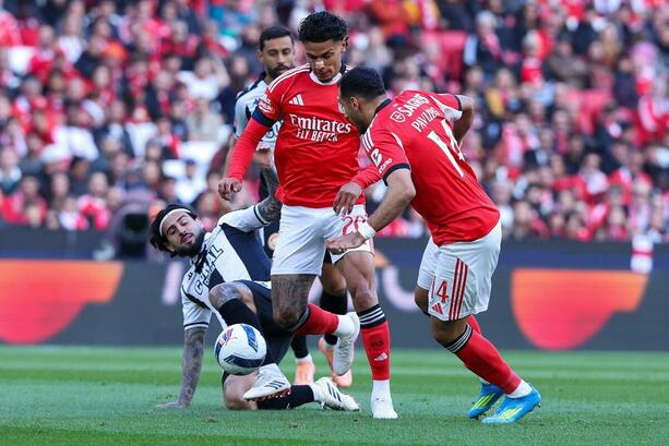 Richard Ríos, en un juego con Benfica (EFE)