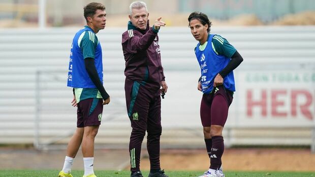 Rodrigo Huescas, Javier Aguirre y Diego Lainez (Imago7)