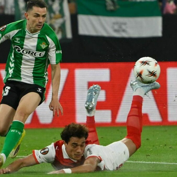 Álvaro Fidalgo se mantiene jugando con el Betis. (Foto: EFE)