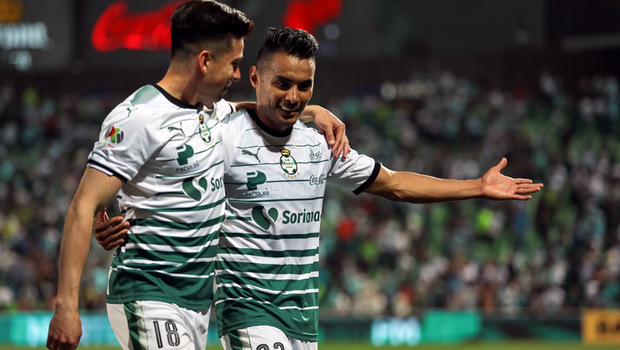 Gallito Vázquez olvida al Tricolor y disfruta el momento con Santos.