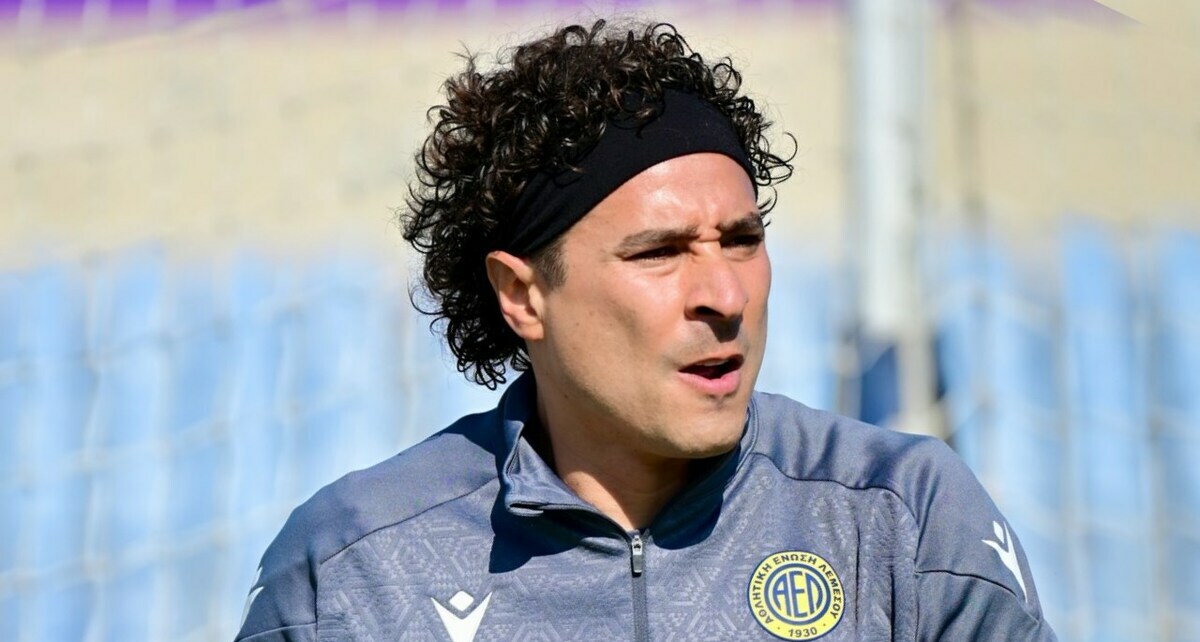 Guillermo Ochoa cometió un tremendo oso en la Copa de Chipre (Facebook @OfficialAELFC)