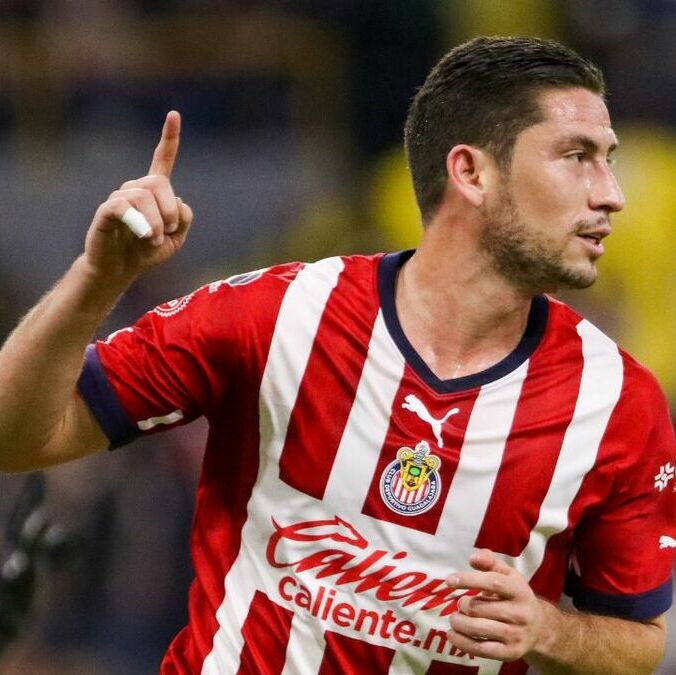 Santiago Ormeño vistió la camiseta de Chivas (Imago7)