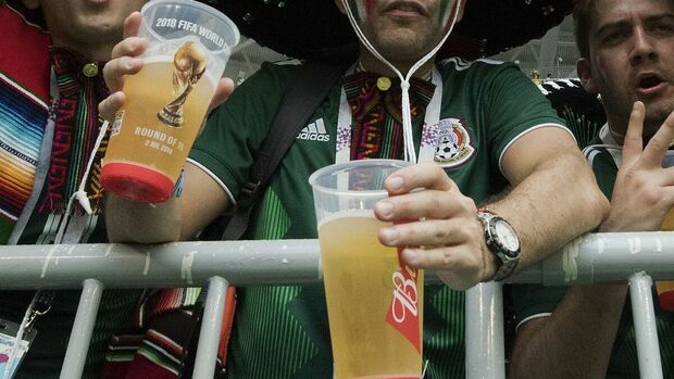 Aficionados mexicanos consumieron cerveza también en los estadios. (Foto: Mexsport)