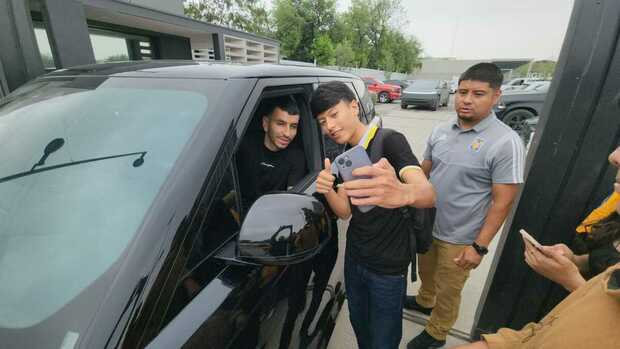 Ángel Correa atendió a los aficionados felinos. (Foto: Roberto Flores)