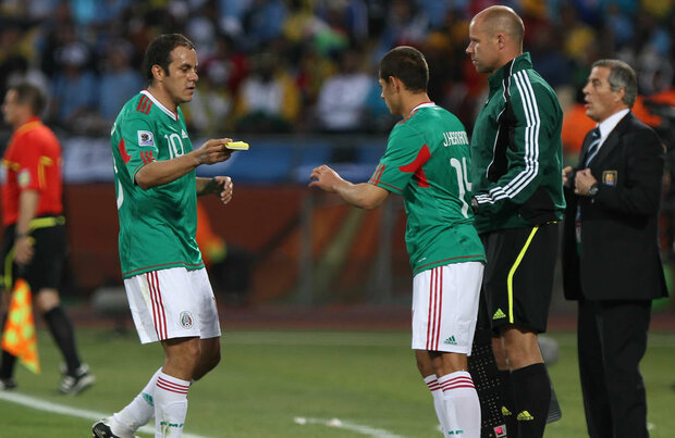 Cuauhtémoc Blanco saliendo de cambio por Chicharito en Sudáfrica 2010 (Mexsport)