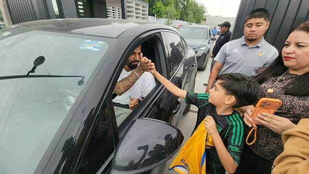 Rodrigo Aguirre estuvo firmando playeras a los aficionados felinos. (Foto: Roberto Flores)