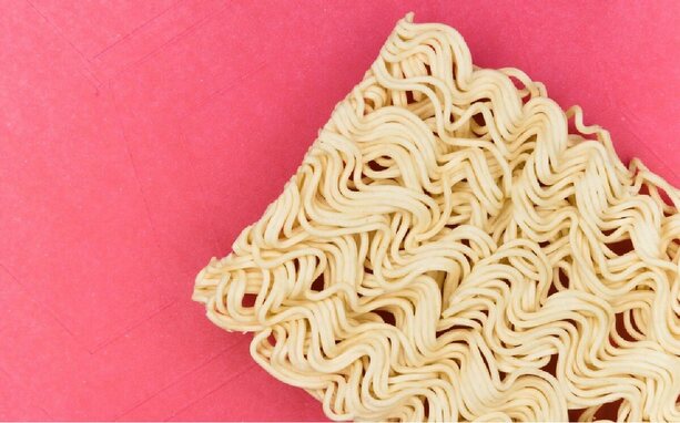 El envase de la sopa instantánea debería ser de cartón encerado. (FOTO: Milenio)