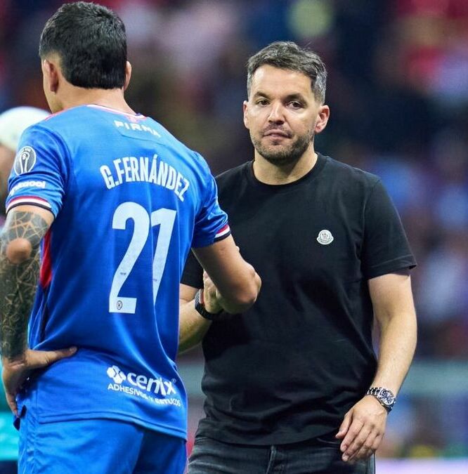 Futbolistas defendieron a Larcamón. (Foto: Mexsport)
