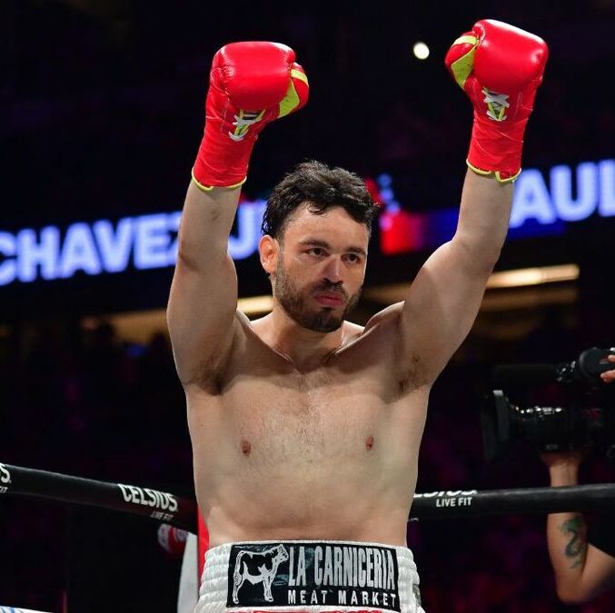 Julio César Chávez Jr. en su pelea ante Jake Paul en junio pasado (Reuters)