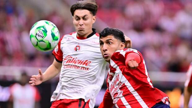 Chivas y Xolos tuvieron un duelo intenso en la Jornada 17 (Mexsport)
