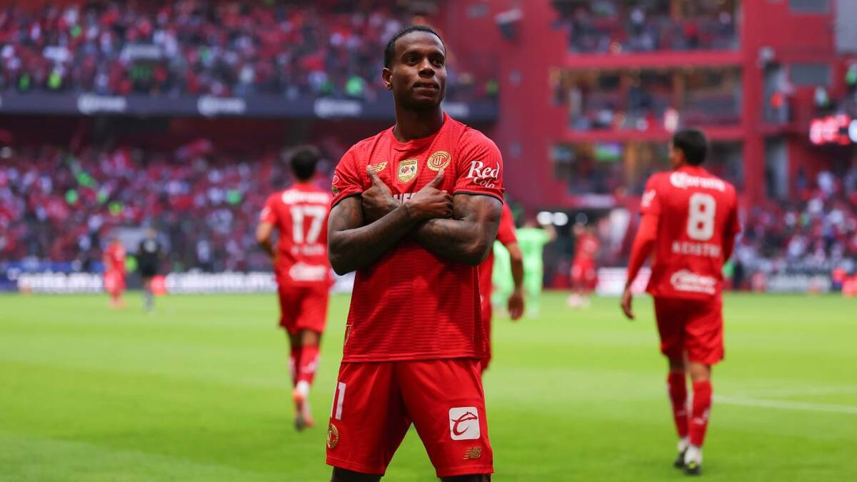 Helinho recibió muestras de cariño por parte de la afición de Toluca