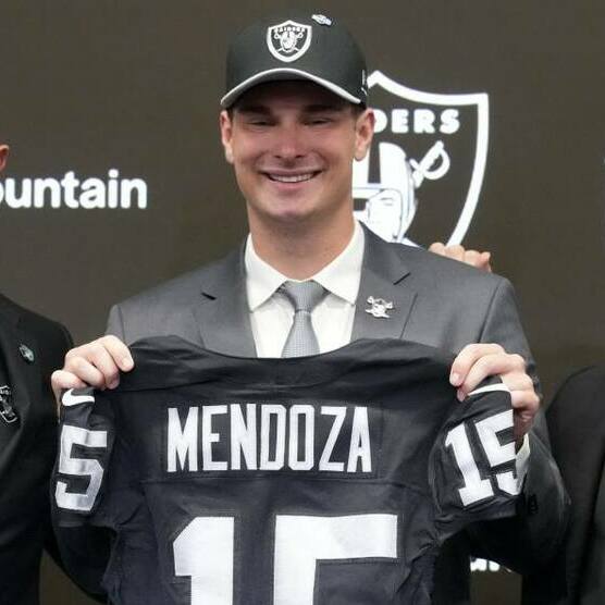 Fernando Mendoza posó con el jersey de Las Vegas Raiders (Reuters)