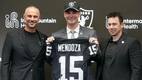 Fernando Mendoza posó con el jersey de Las Vegas Raiders (Reuters)