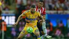 Gignac disputa el balón en la final ante Chivas en 2023. (Foto: Mexsport)