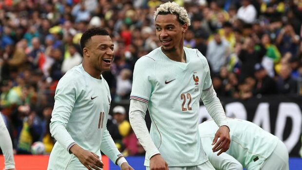 Kylian Mbappé y Hugo Ekitike en amistoso con Francia (Reuters)