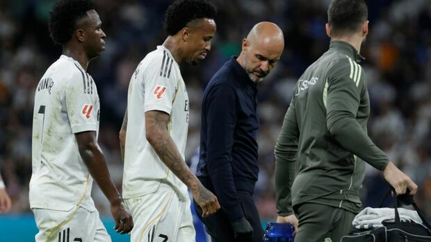 Militao es atendido por el cuerpo médico del Real Madrid. (Foto: EFE)