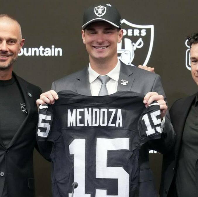 Fernando Mendoza posó con el jersey de Las Vegas Raiders (Reuters)