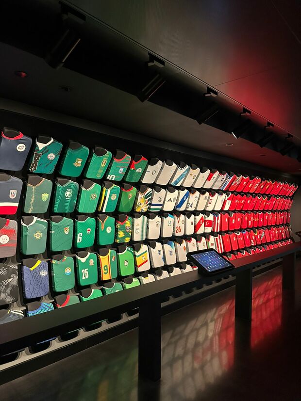 Las camisetas de jugadores en distintos mundiales. (Foto: Jorge Lara)